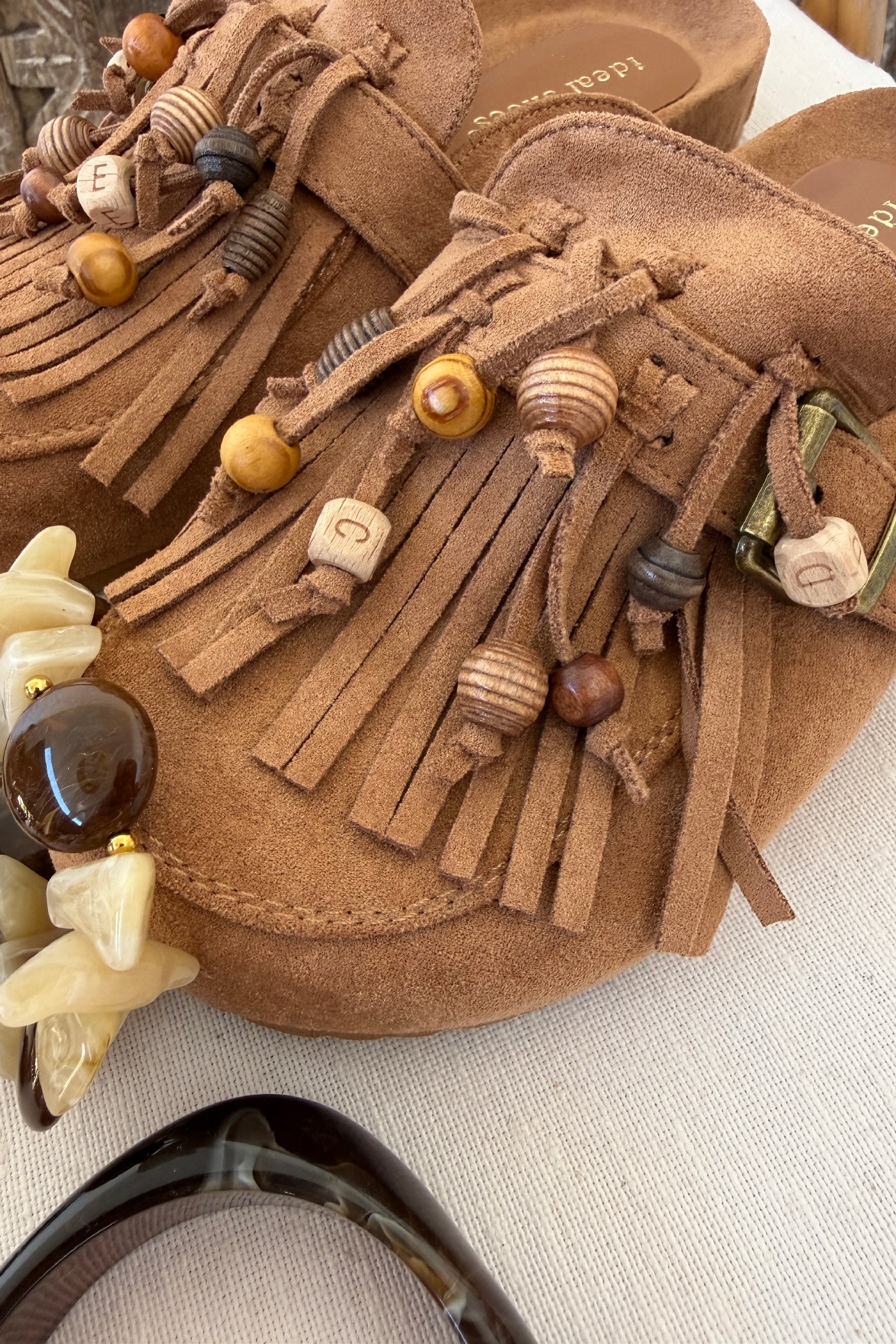 Sabots mules en suédine camel avec boucles franges et perles bois