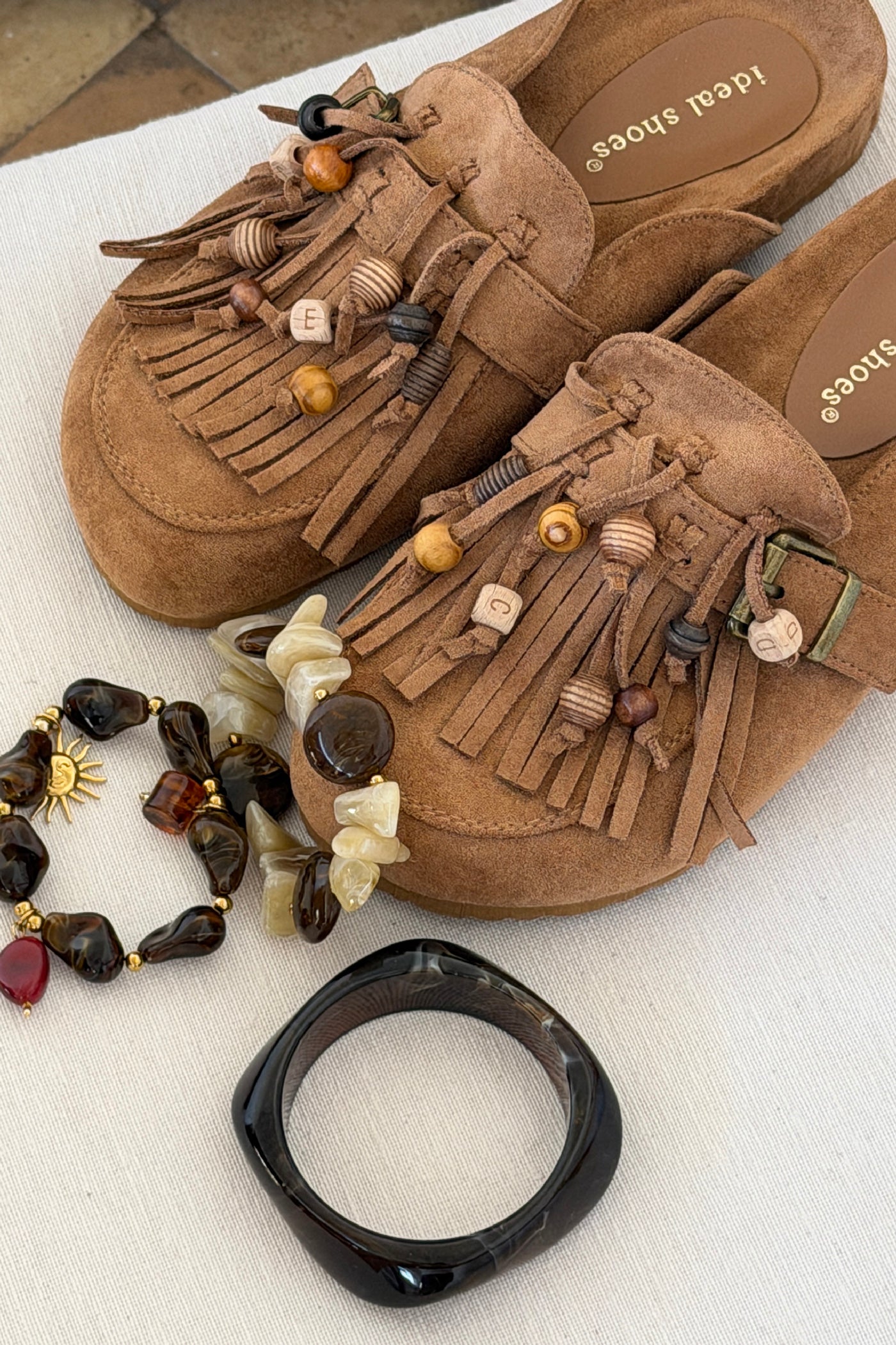 Sabots mules en suédine camel avec boucles franges et perles bois