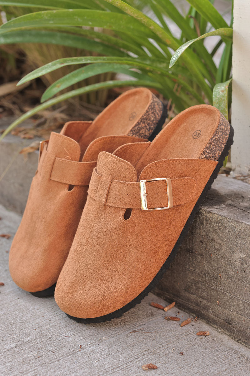 Sabots plats en suédine camel avec boucle