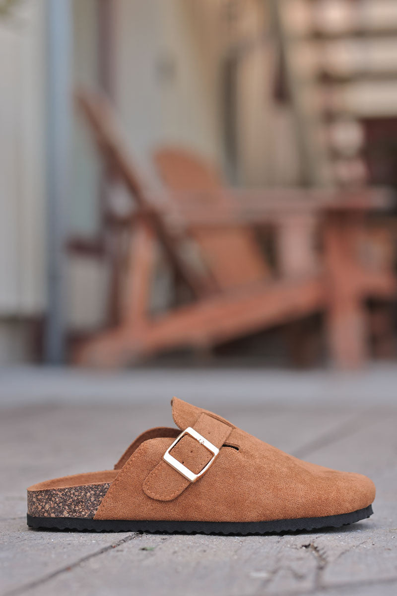 Sabots plats en suédine camel avec boucle