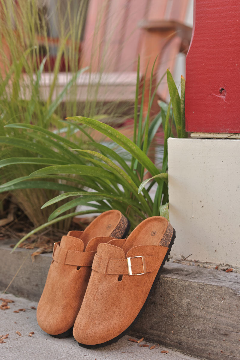 Sabots plats en suédine camel avec boucle