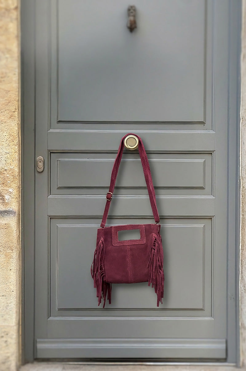 Sac à main à franges bordeaux en cuir suède anse poignée et bandoulière mini format
