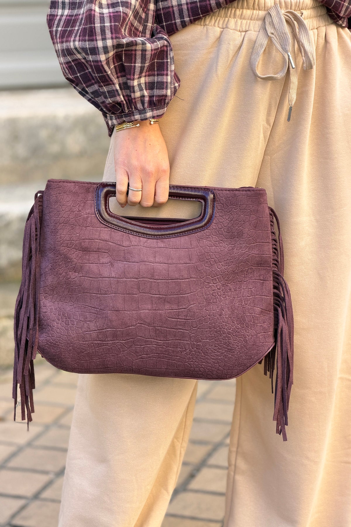 Sac à main en suédine aubergine effet croco détail franges