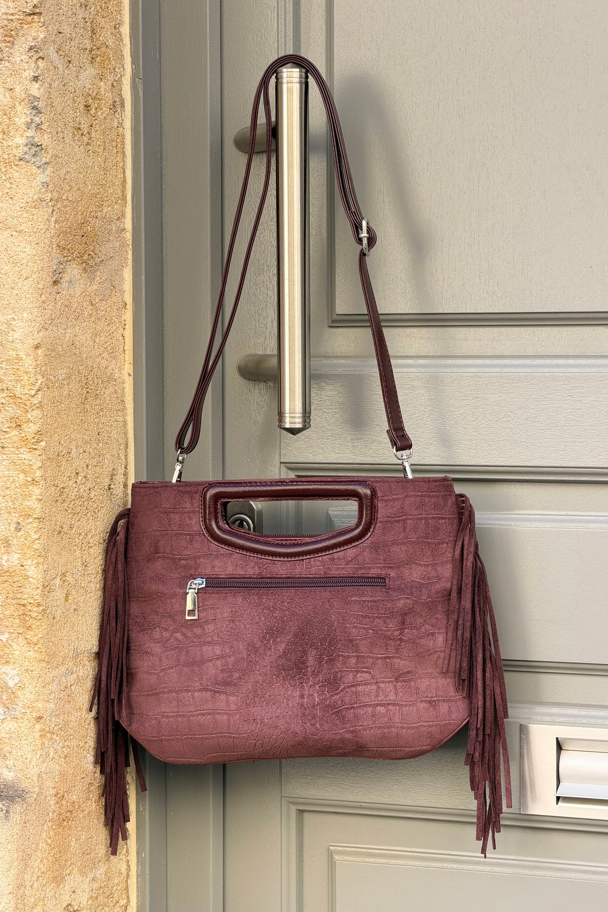 Sac à main en suédine aubergine effet croco détail franges