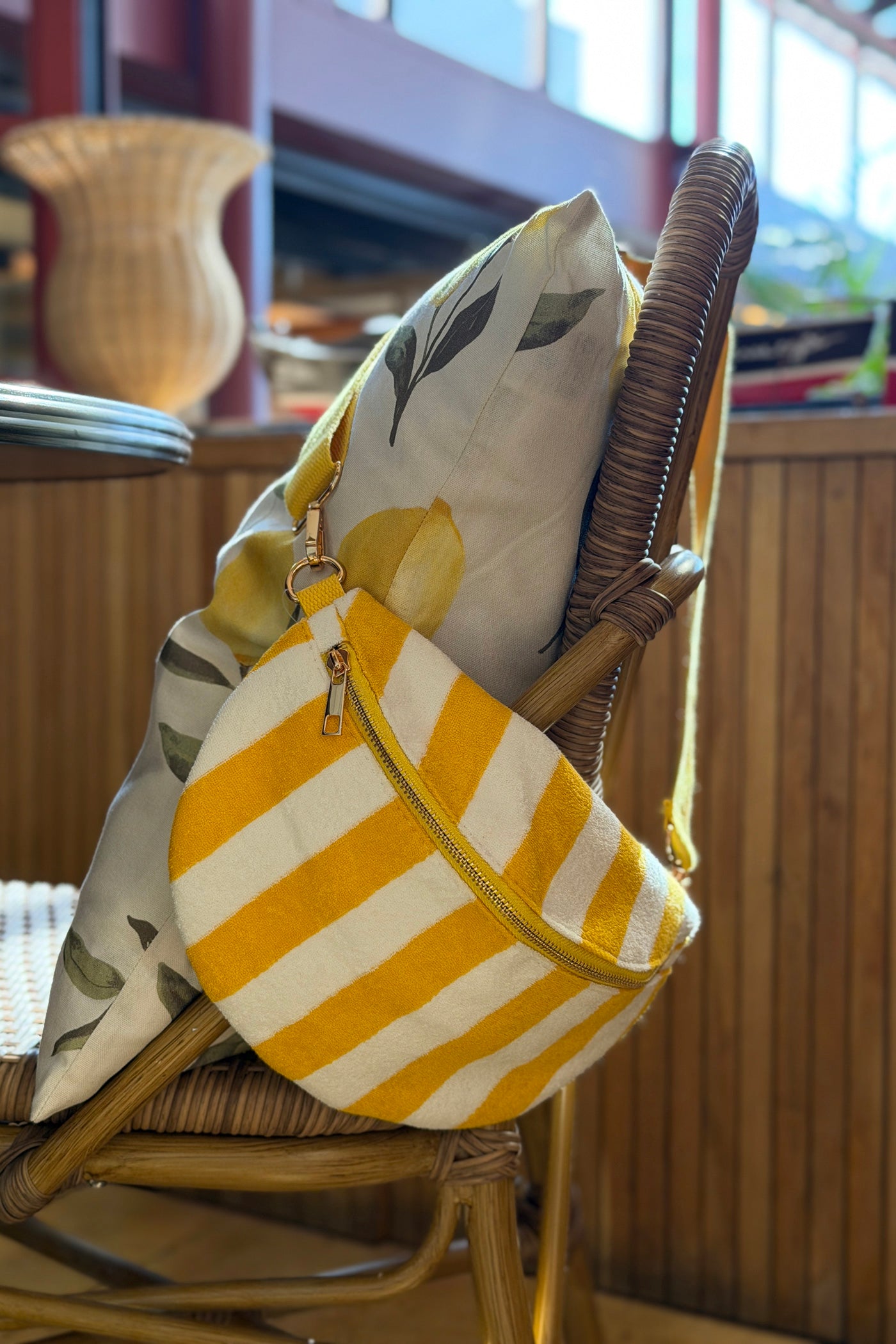 Sac banane en éponge à rayures blanches et jaunes