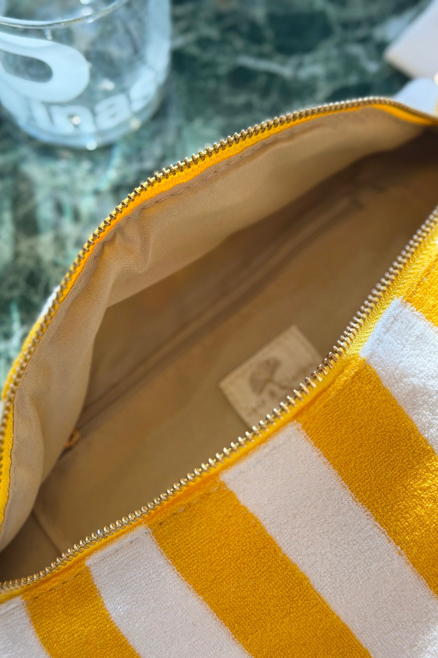 Sac banane en éponge à rayures blanches et jaunes