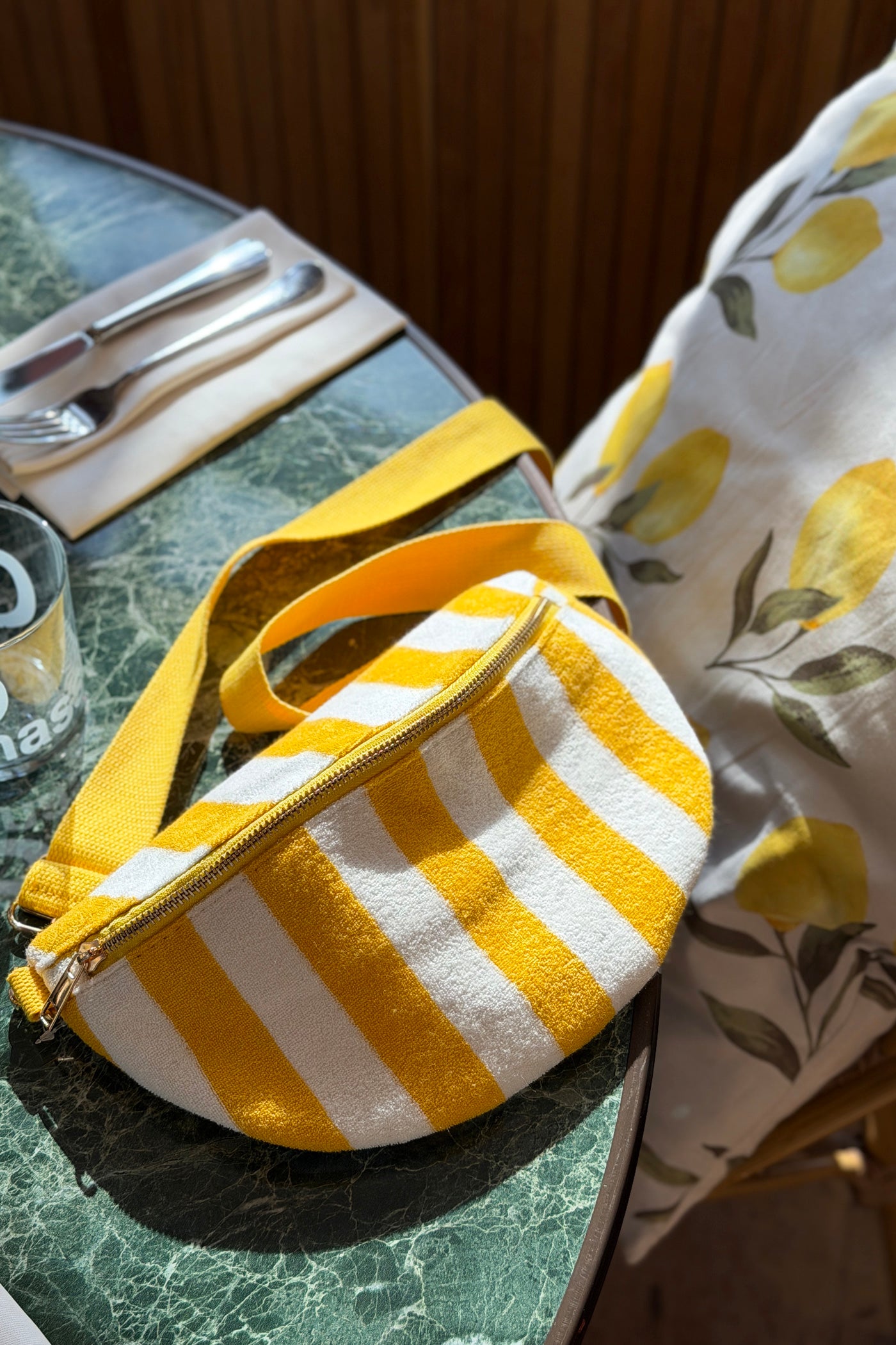 Sac banane en éponge à rayures blanches et jaunes