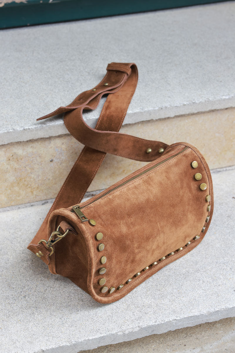 Bolso bandolera de piel serraje camel con tachuelas y cremallera