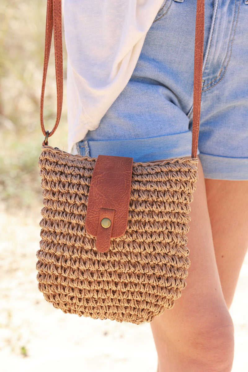 Sac besace tressé style raphia camel rabats et bandoulière simili cuir