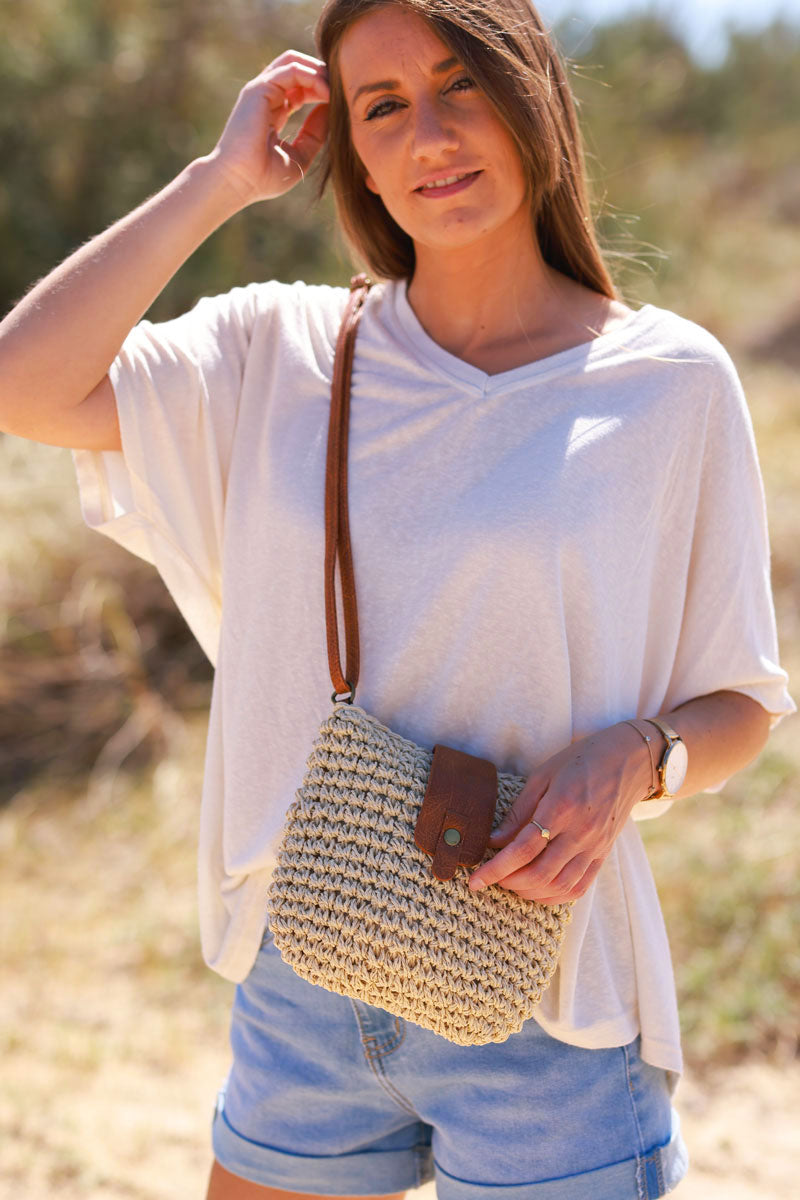 Sac besace tressé style raphia écru rabats et bandoulière simili cuir