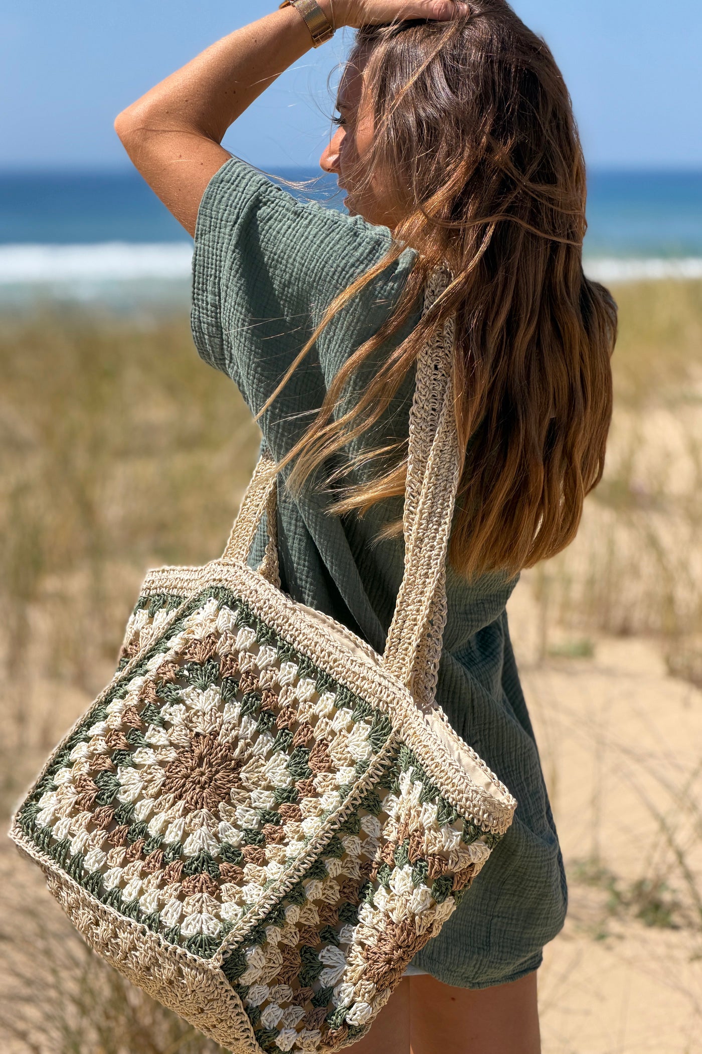 Sac cabas en style raphia motifs effet crochet marron et kaki