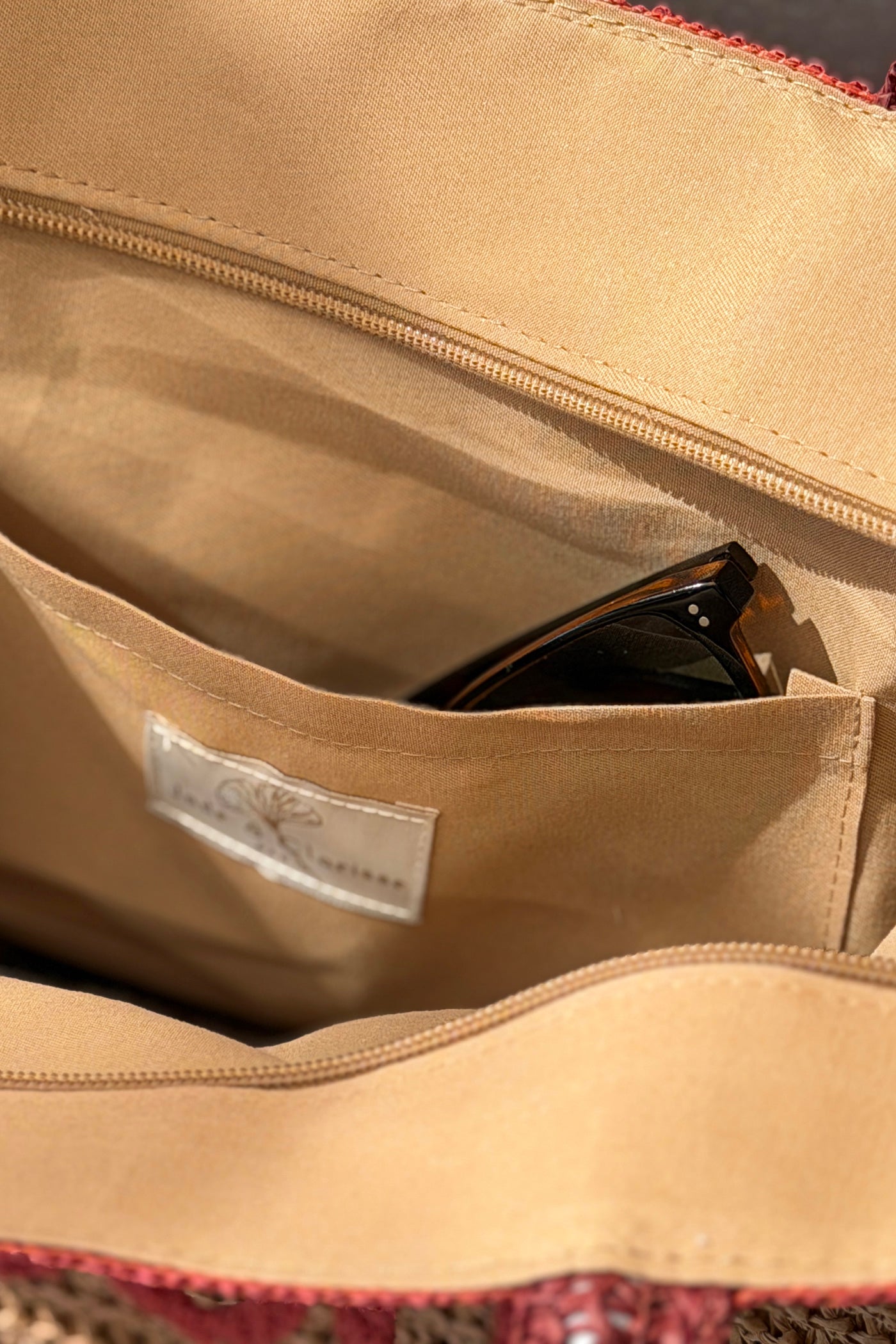 Sac cabas en style raphia paille camel et bordeaux broderie "Oh Soleil"