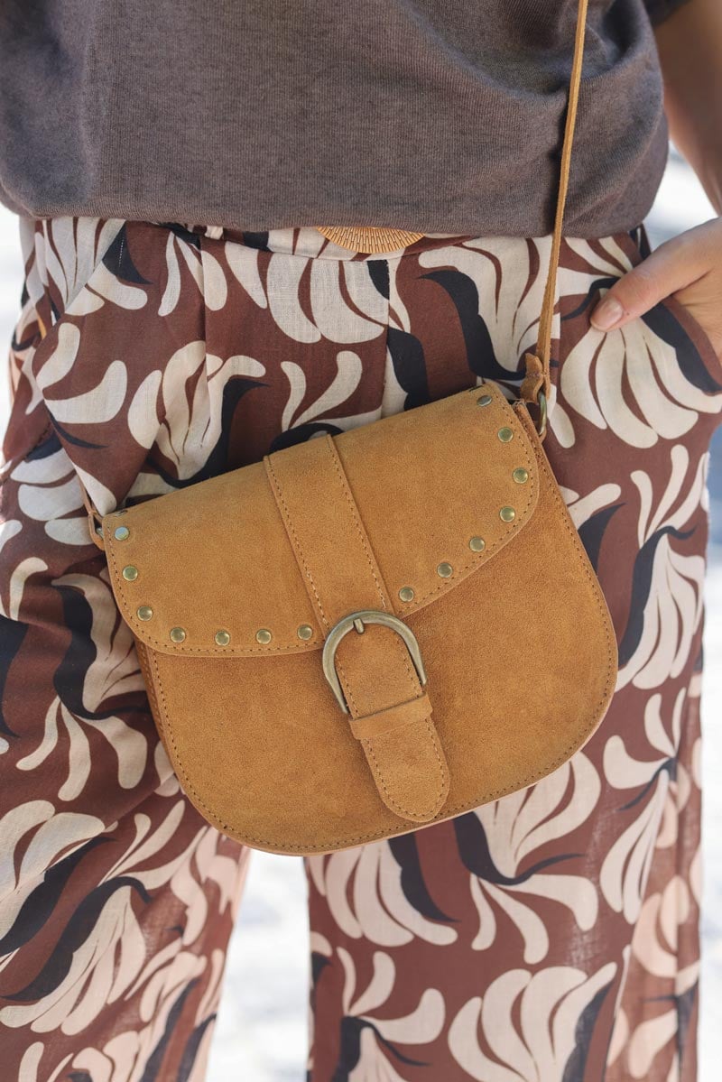 Sac cartable cloute en croute de cuir camel G032 (1)