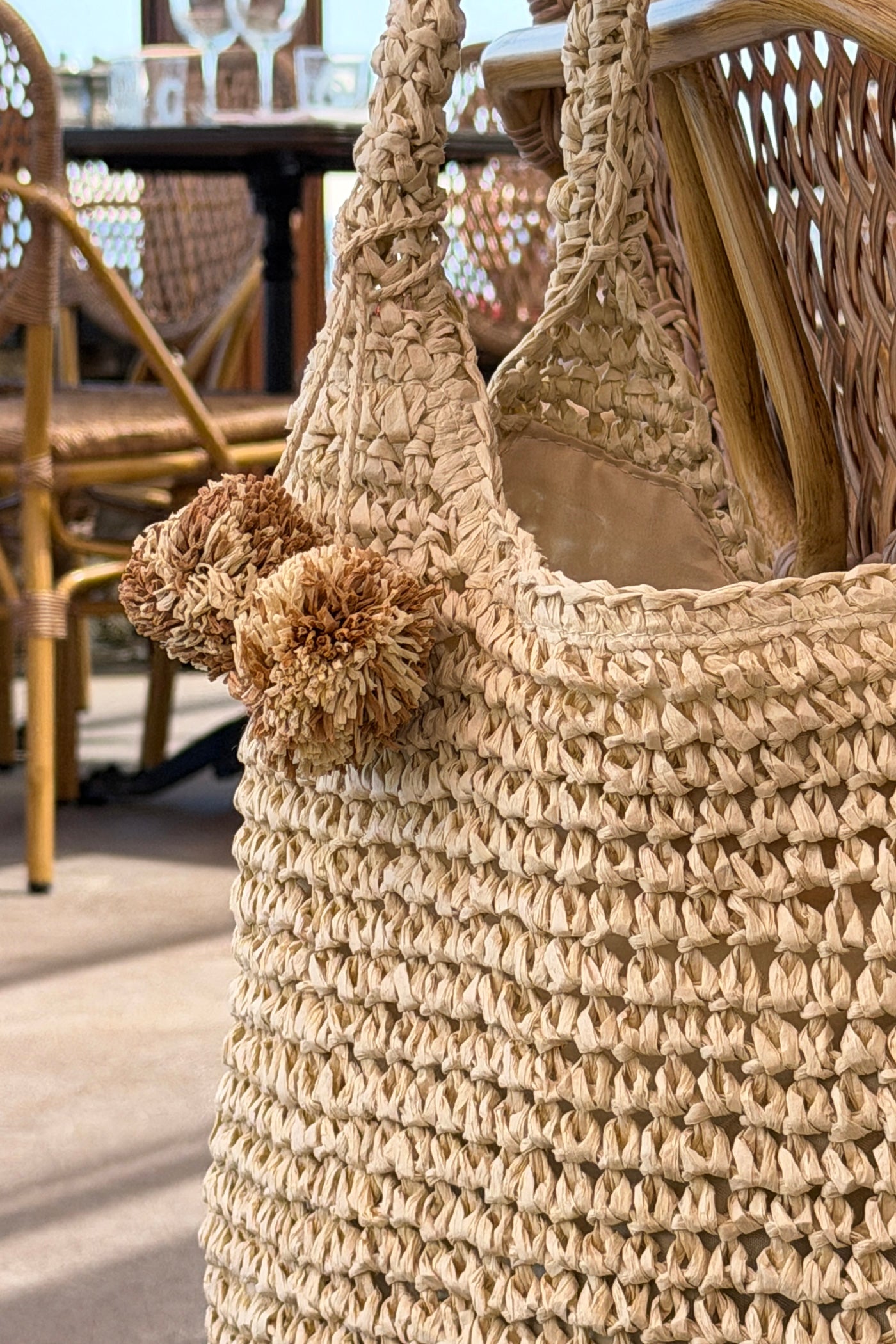 Sac effet paille tressée bicolore naturel et camel avec pompons