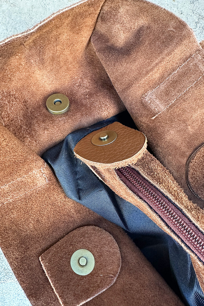 Sac en cuir velours camel forme tote bag avec grande pochette