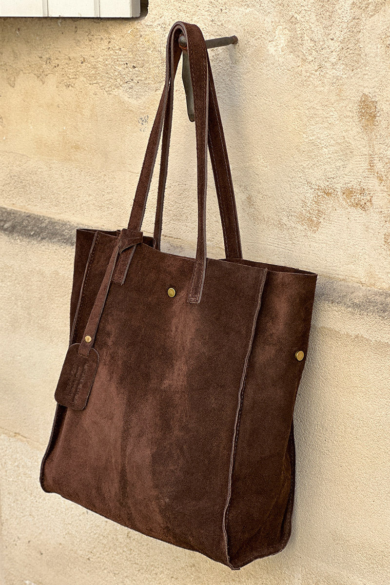 Sac en cuir velours marron forme tote bag avec grande pochette