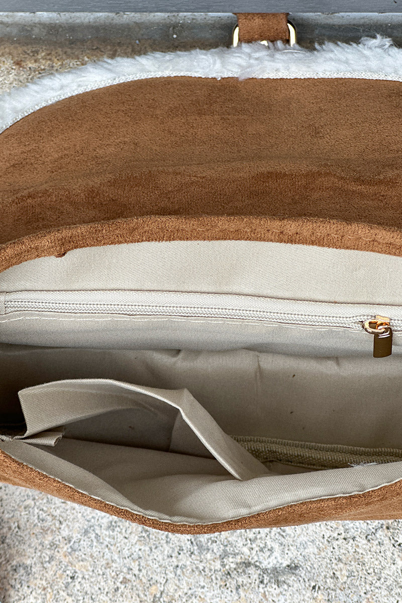 Sac en suédine camel avec boucle et détail moumoute