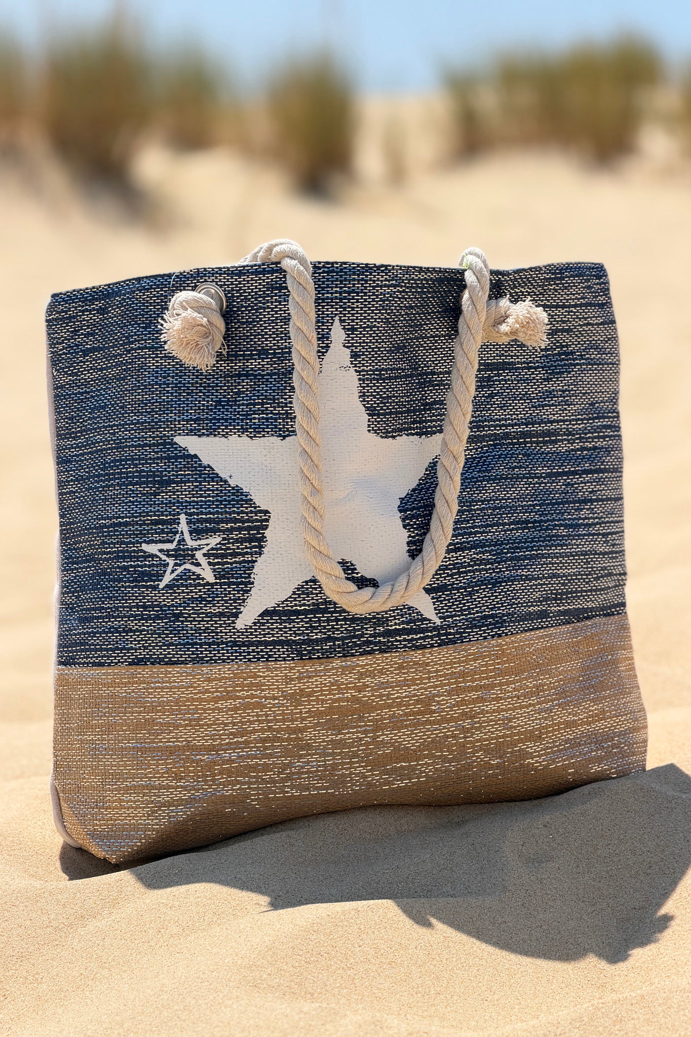 Sac léger en raphia bleu marine fils brillants et toile motif étoile anses en corde