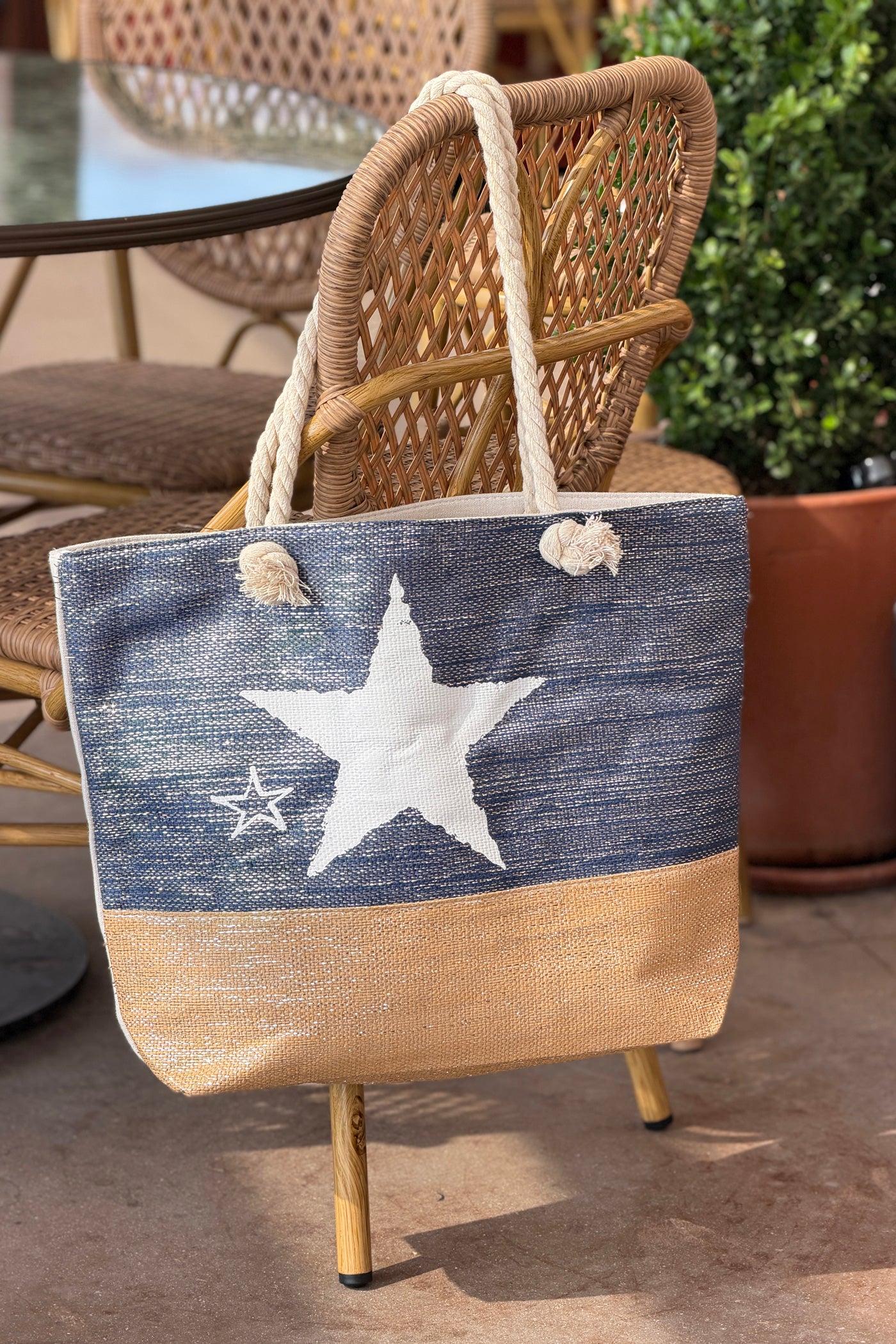 Sac léger en raphia bleu marine fils brillants et toile motif étoile anses en corde