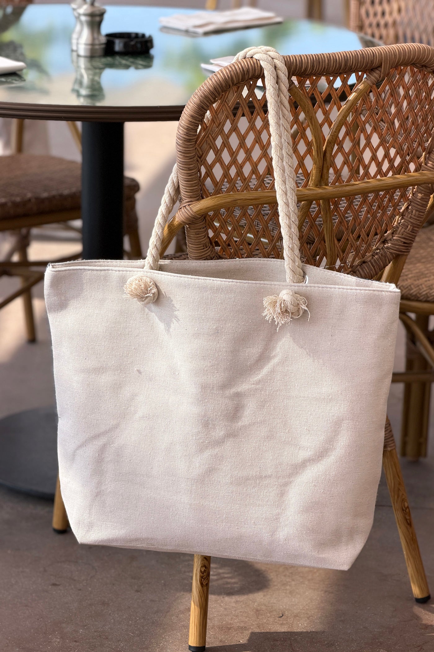 Sac léger en raphia bleu marine fils brillants et toile motif étoile anses en corde