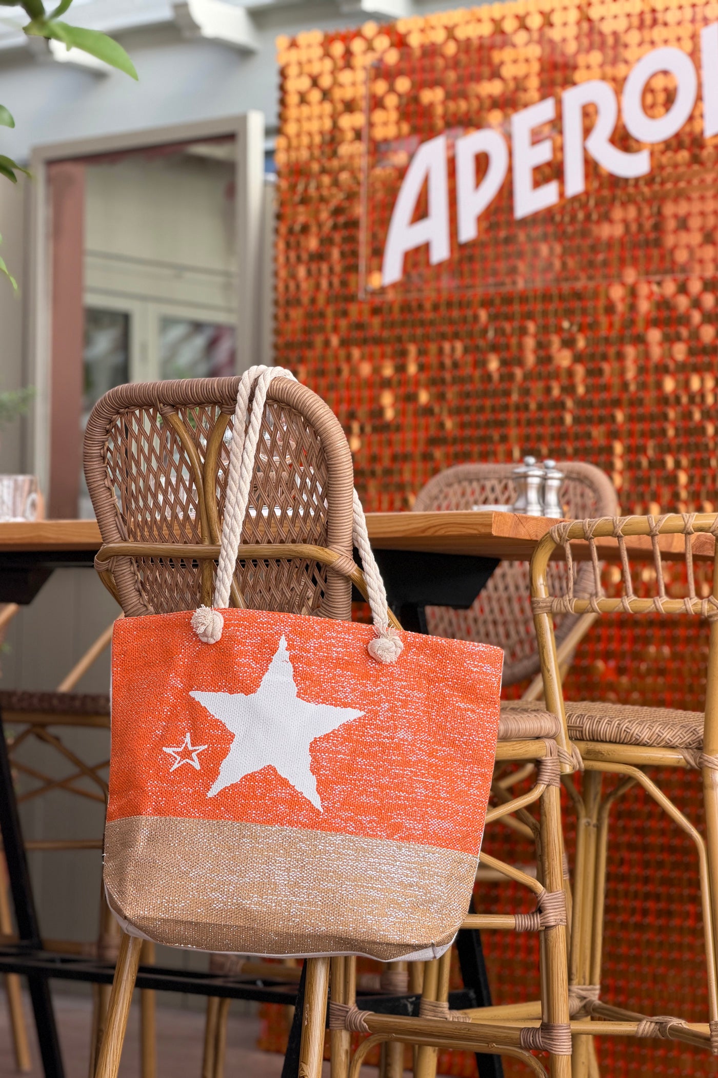 Sac léger en raphia orange fils brillants et toile motif étoile anses en corde