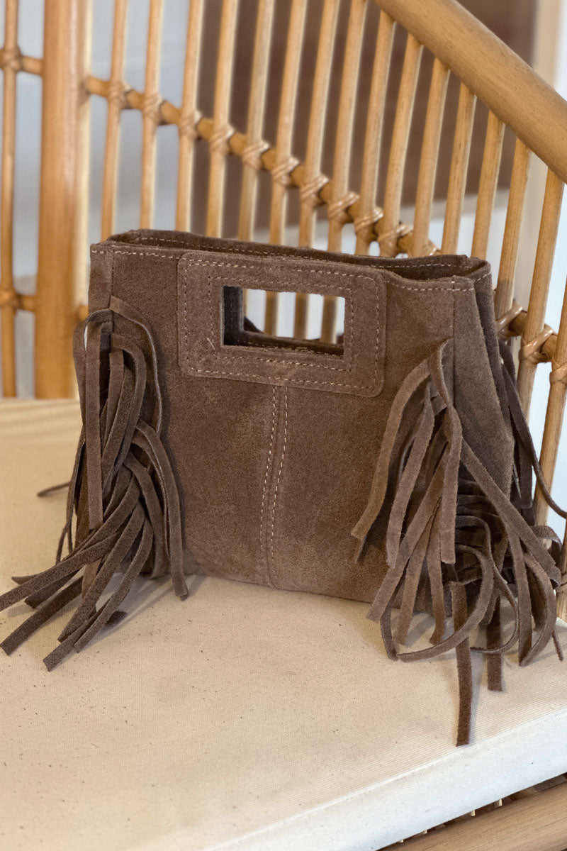 Sac à main à franges taupe en cuir suède anse poignée et bandoulière mini format