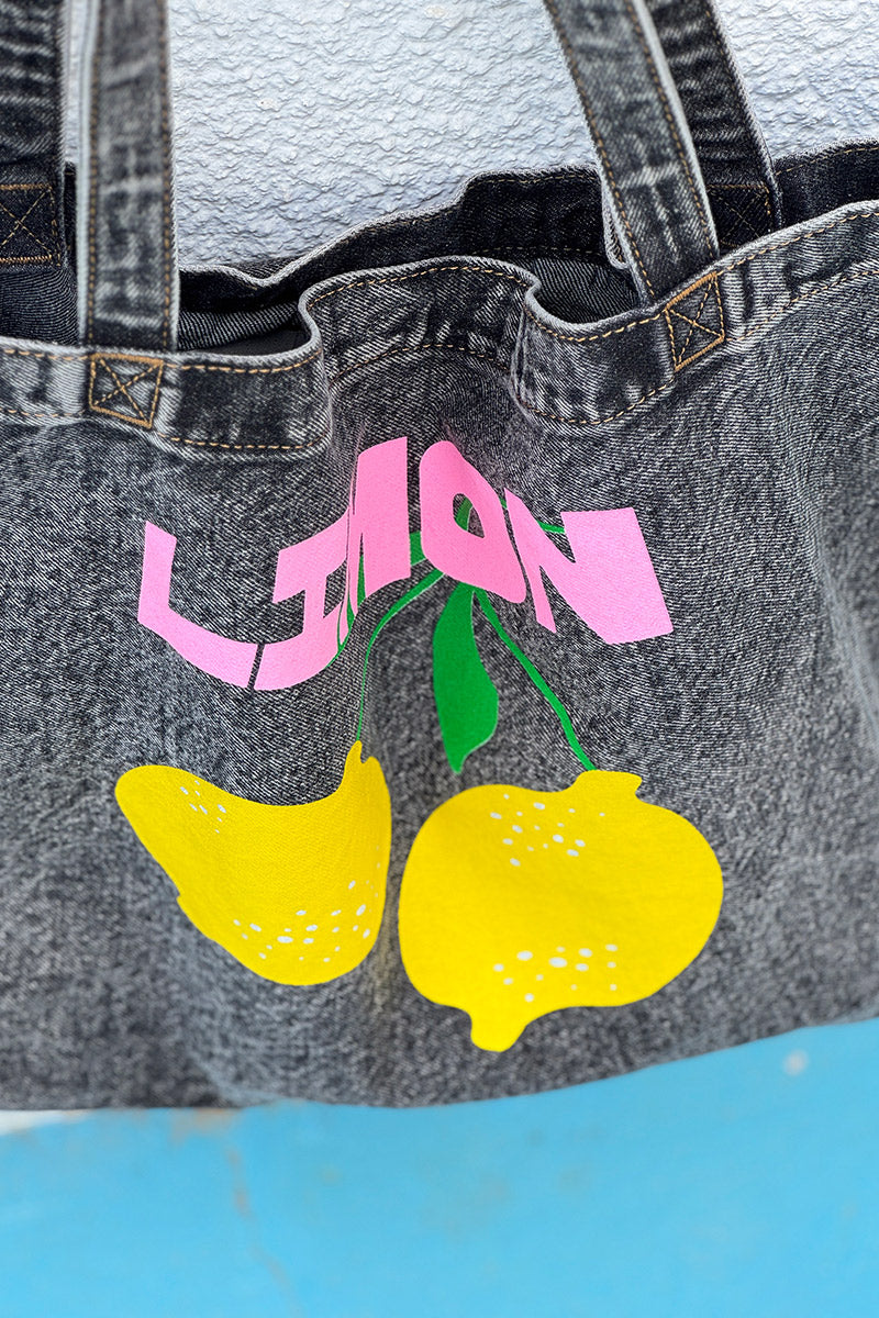 Sac tote bag fourre-tout en jean noir délavé Limon rose et citrons