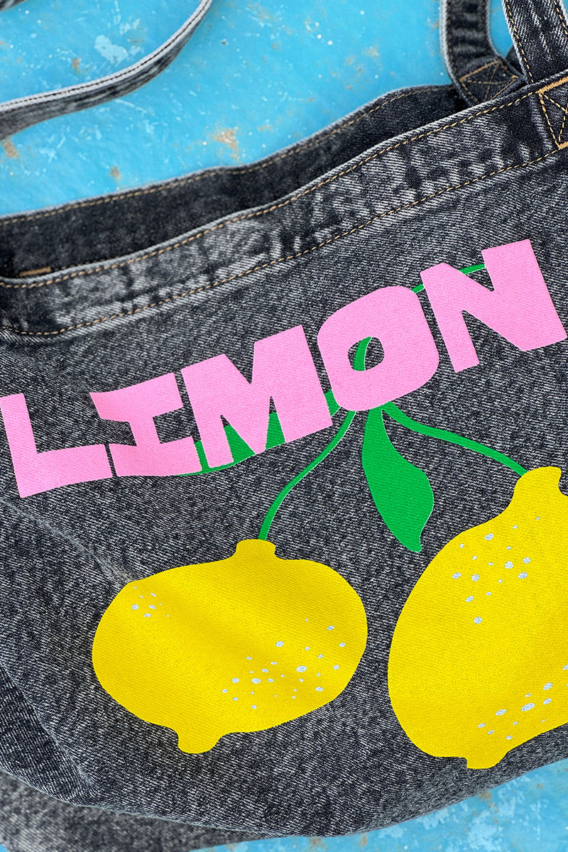 Sac tote bag fourre-tout en jean noir délavé Limon rose et citrons