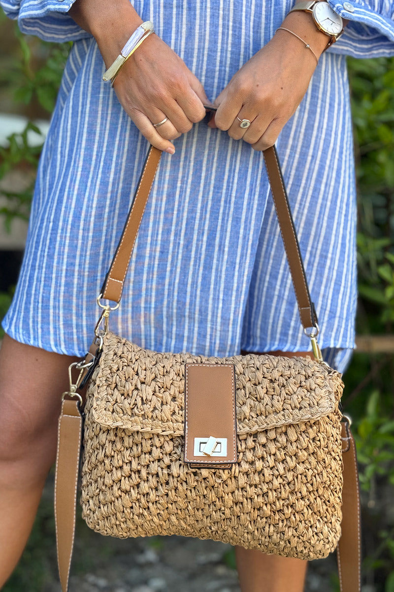 Sac tressé style raphia camel avec rabat fermoir et bandoulière en simili cuir