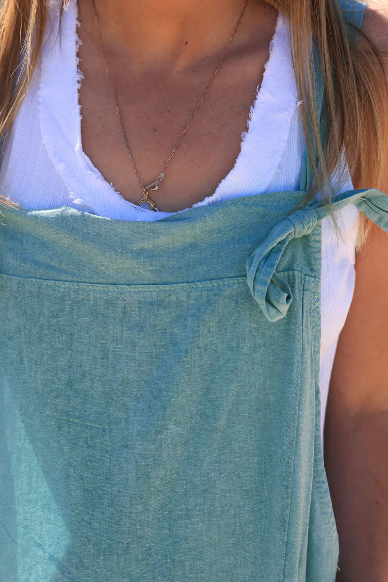 Salopette fluide vert céladon mi coton mi lin bretelles noeuds
