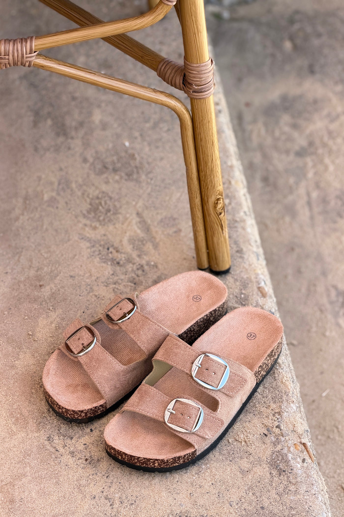 Sandales double brides beige et boucles arrondies semelle forme du pied