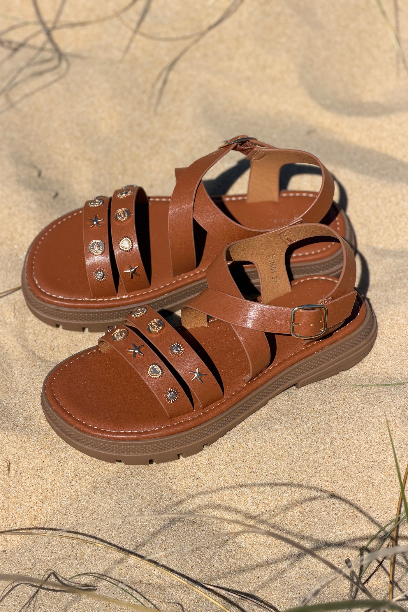Sandales en simili cuir camel petits pins dorés vacances d'été soleil semelle crantée