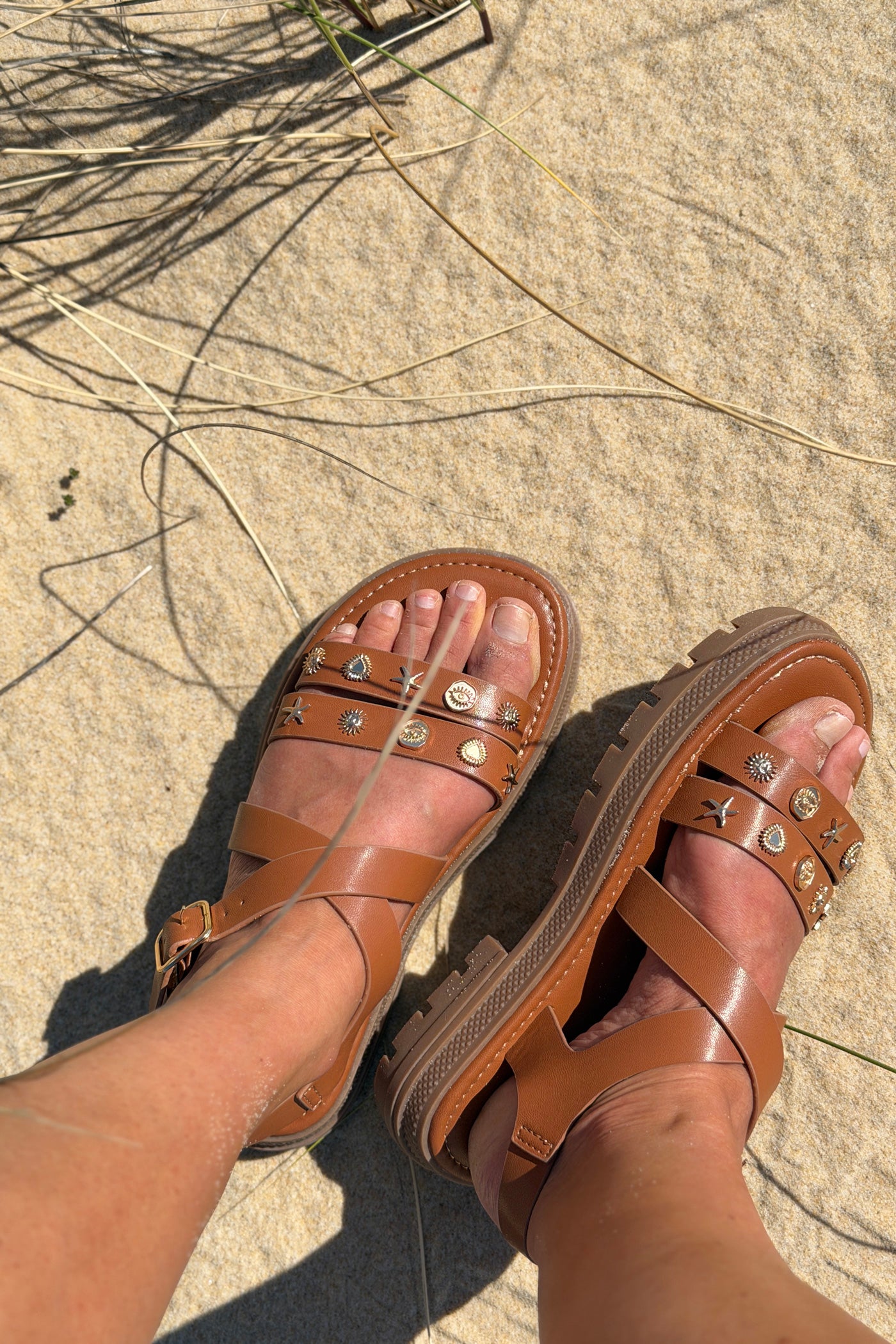 Sandales en simili cuir camel petits pins dorés vacances d'été soleil semelle crantée