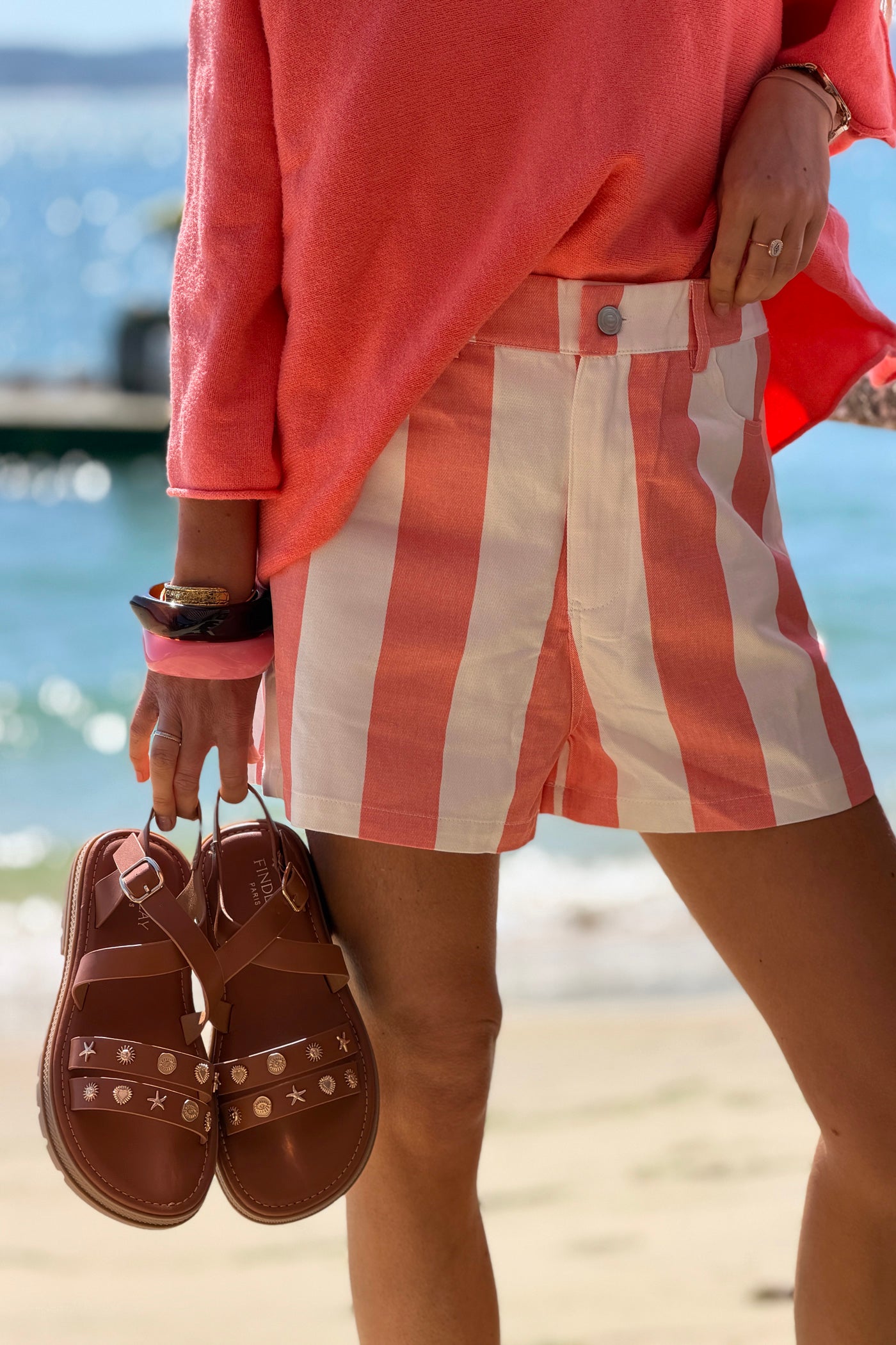 Sandales en simili cuir camel petits pins dorés vacances d'été soleil semelle crantée