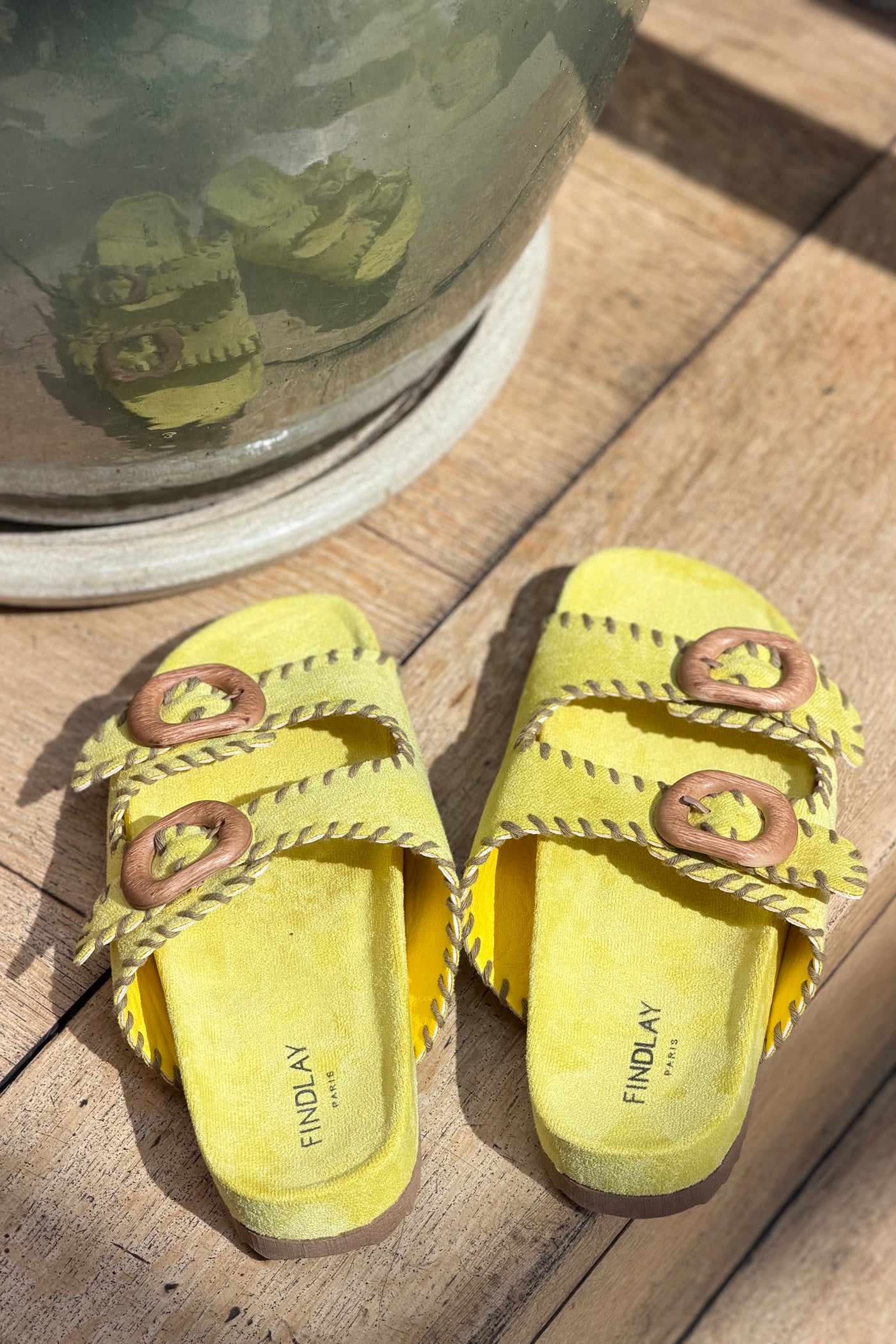 Sandales en suédine jaune détail couture boucle effet bois