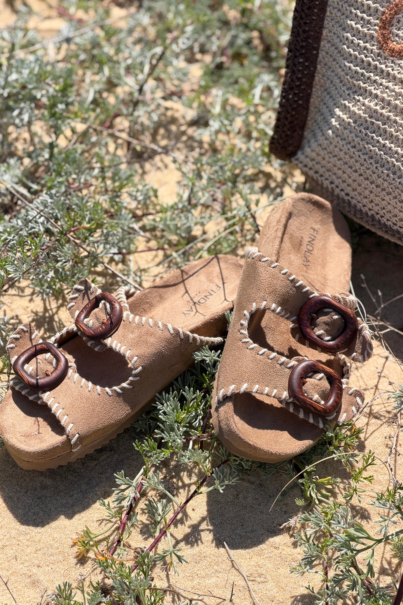 Sandales en suédine taupe détail couture boucle effet bois