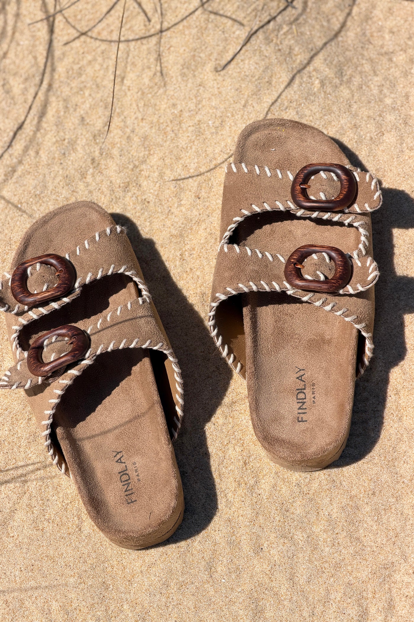 Sandales en suédine taupe détail couture boucle effet bois