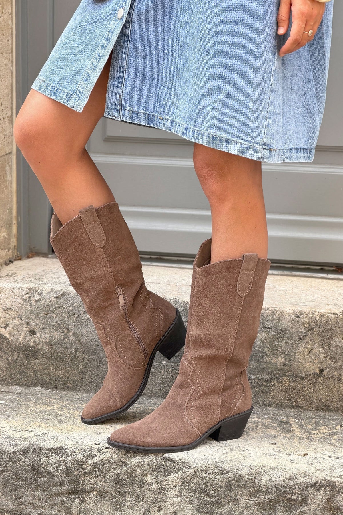 Santiags en cuir taupe avec détails brodés, talons et zip