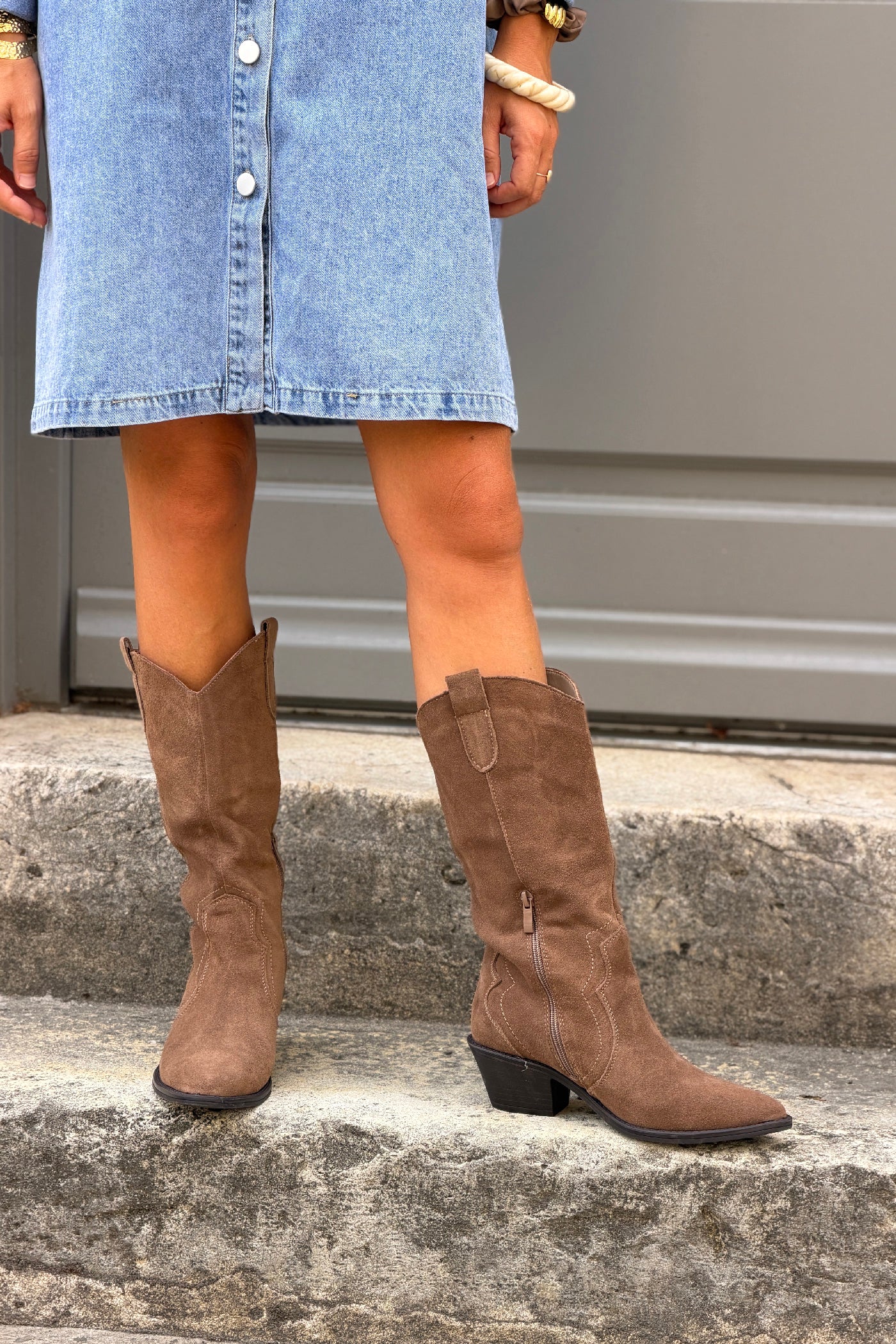 Santiags en cuir taupe avec détails brodés, talons et zip