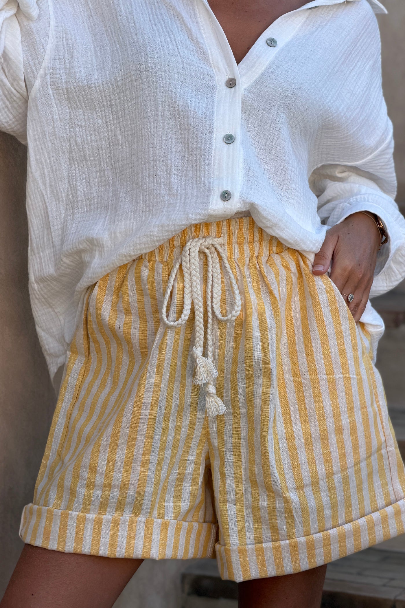 Short à rayures jaunes en coton et lin à ceinture élastique et lien tressé
