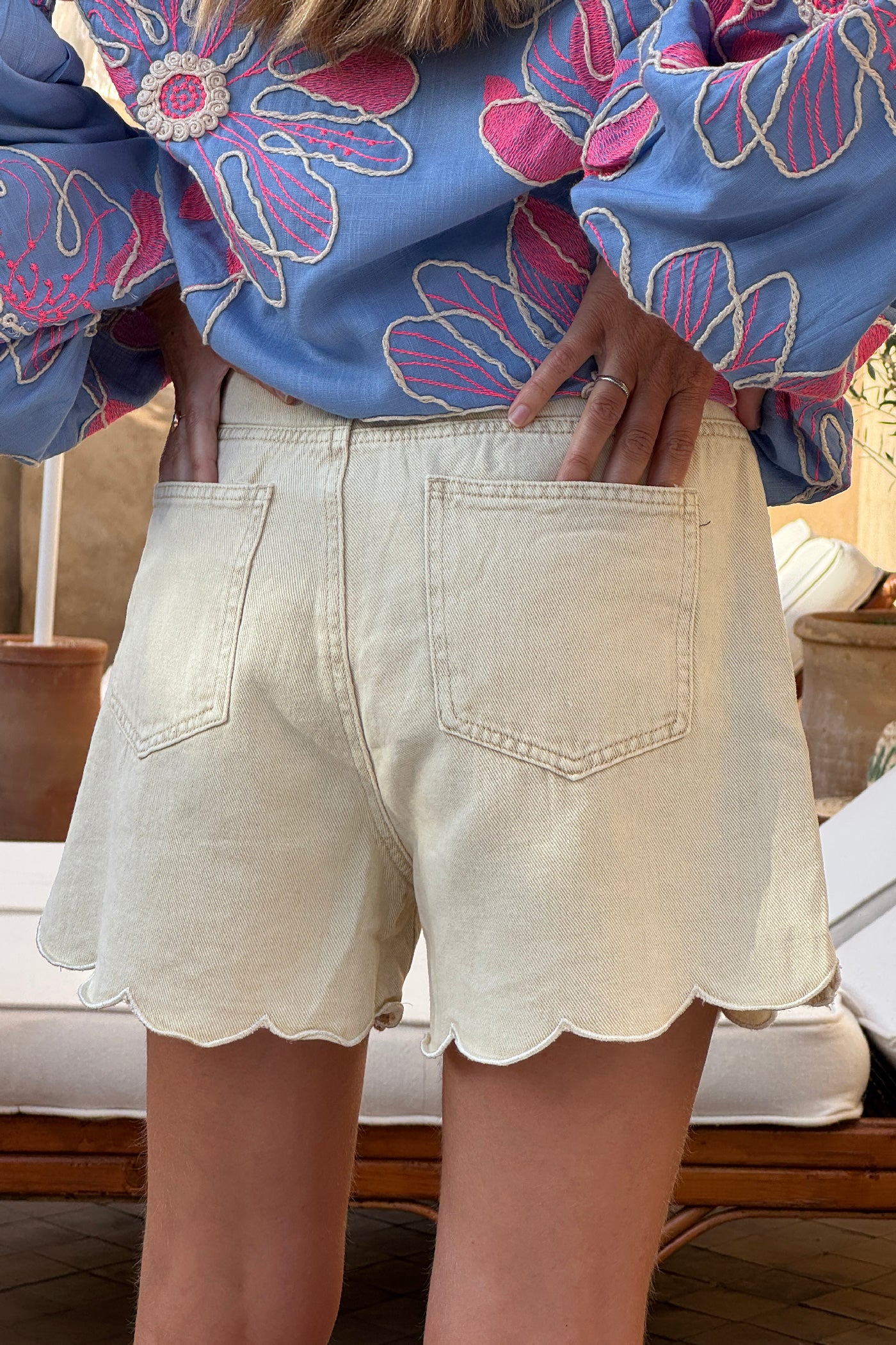 Short beige en jean souple avec ourlet festonné