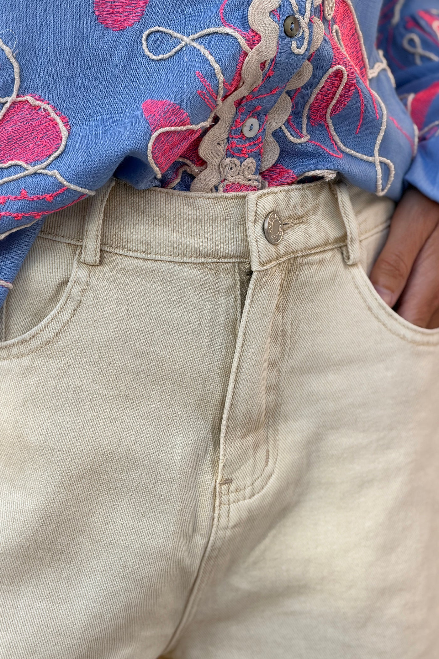 Short beige en jean souple avec ourlet festonné