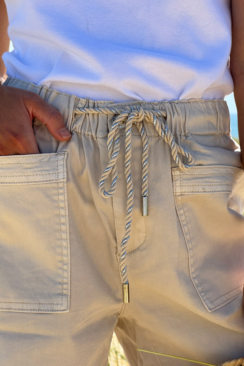Short beige en toile stretch taille haute et ceinture élastique grandes poches plaquées