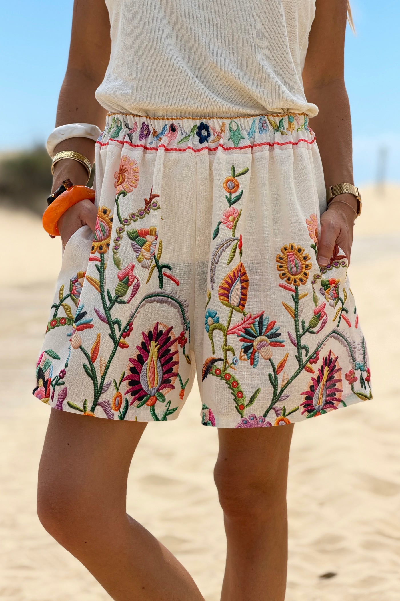Short beige imprimé effet broderie fleurs colorées taille élastique