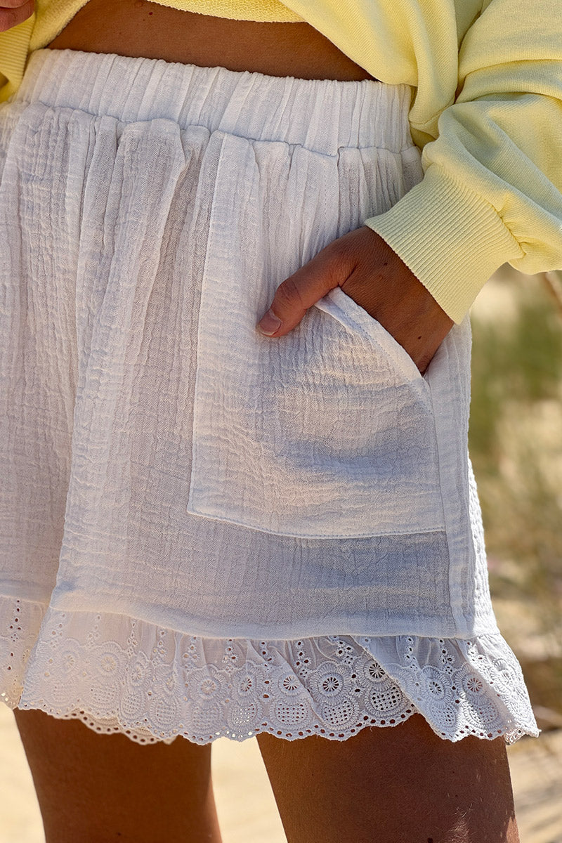 Short blanc cassé en gaze de coton poches et finitions en broderie anglaise