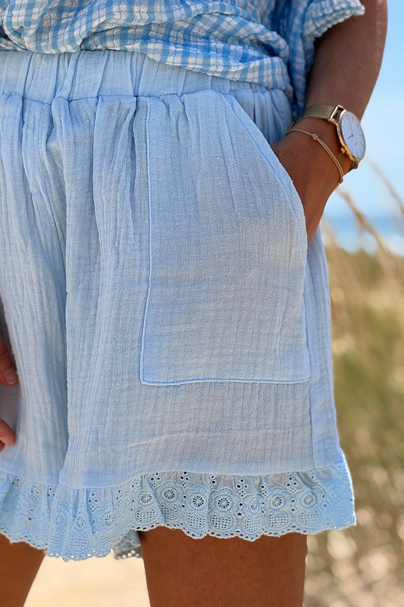 Short bleu ciel en gaze de coton poches et finitions en broderie anglaise