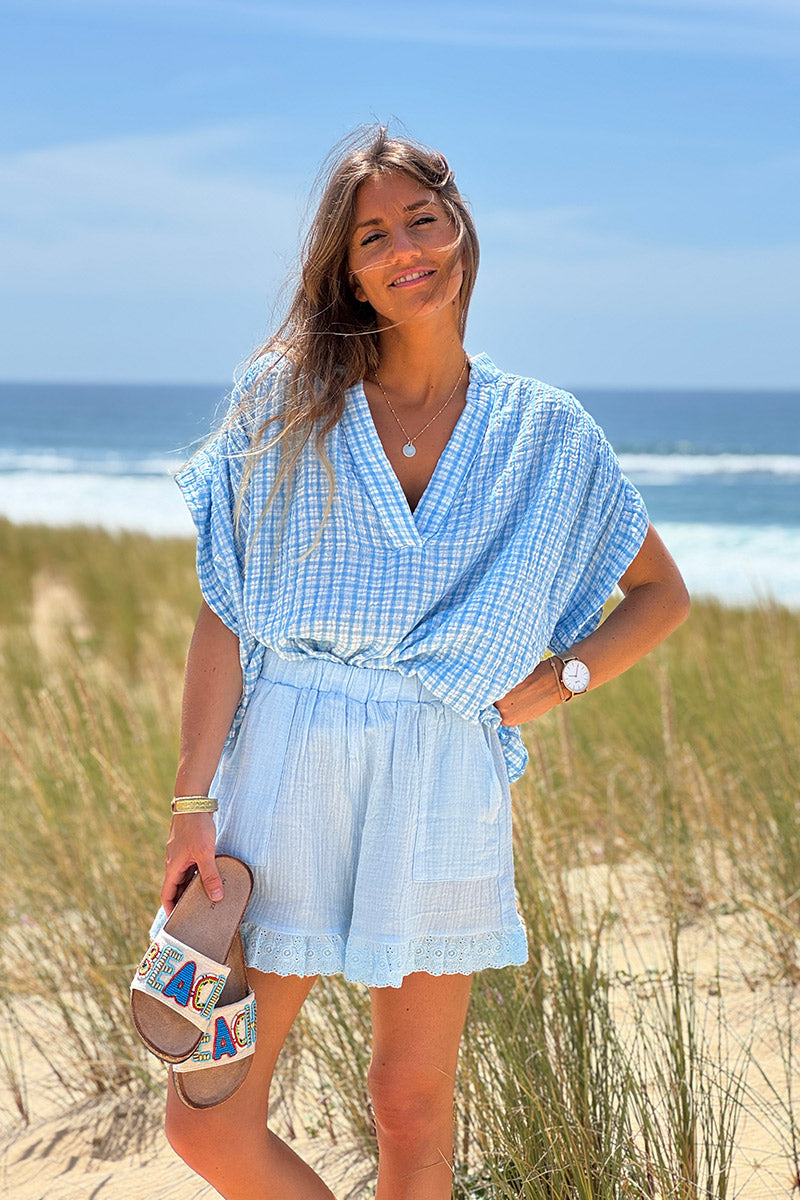 Short bleu ciel en gaze de coton poches et finitions en broderie anglaise