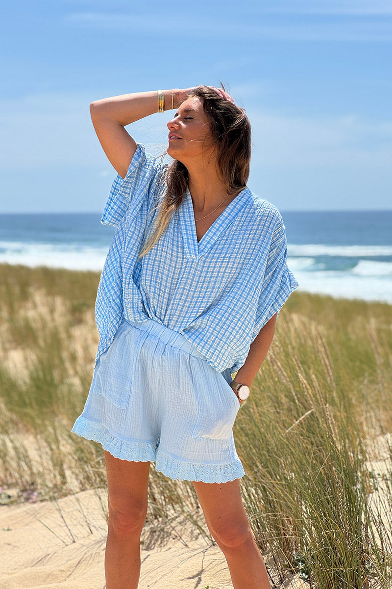 Short bleu ciel en gaze de coton poches et finitions en broderie anglaise
