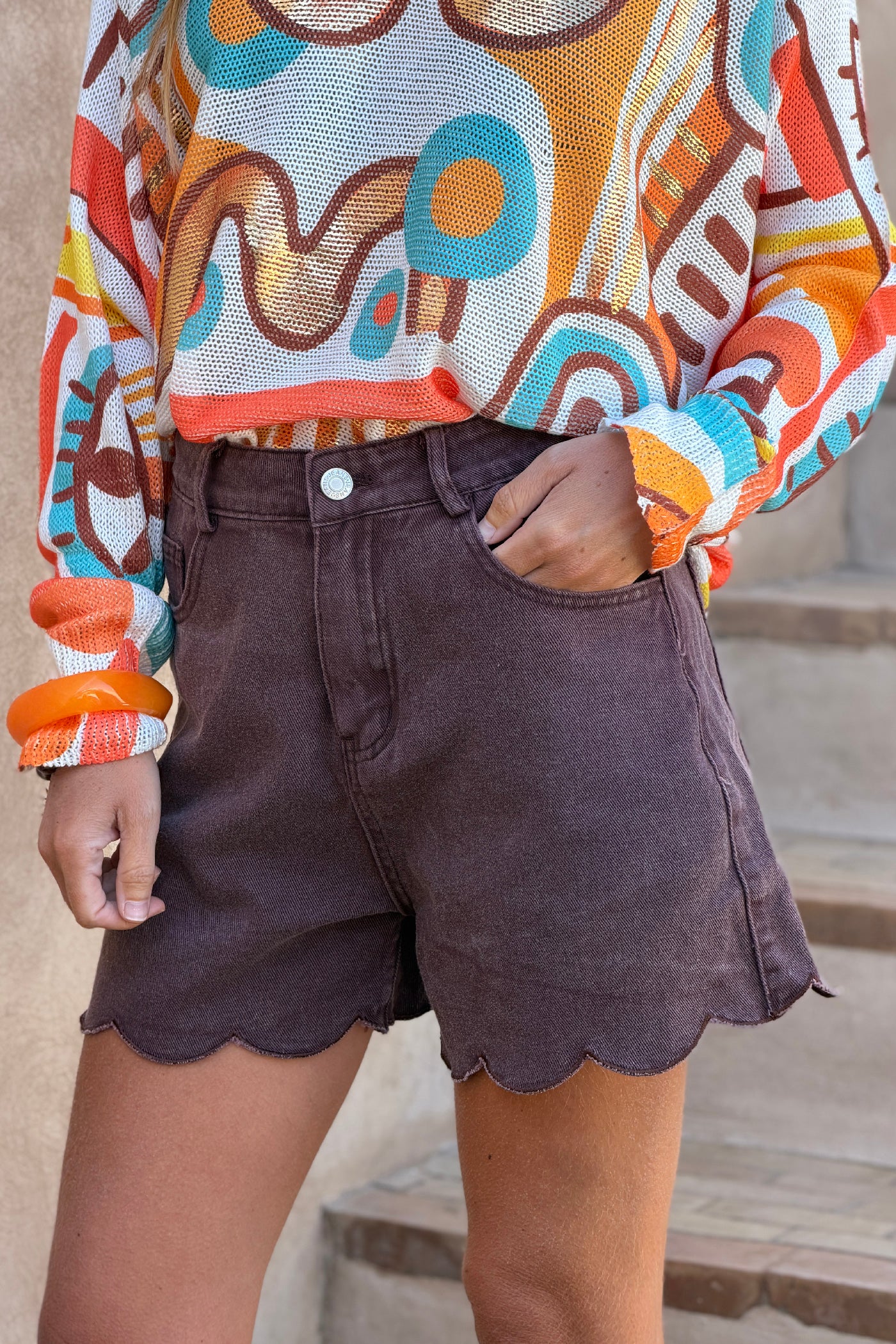 Short chocolat délavé en jean souple avec ourlet festonné