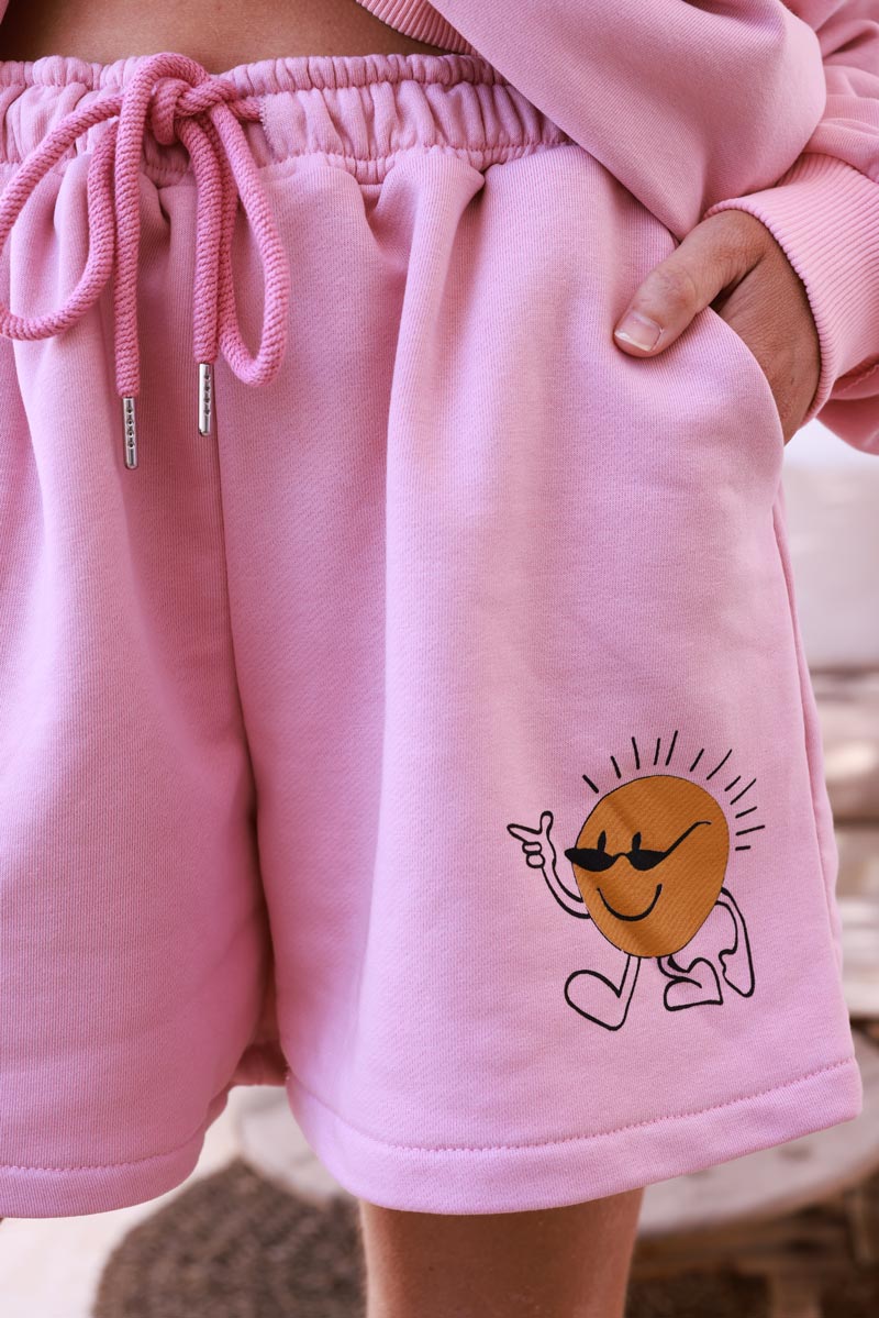 Short confort rose en coton mélangé style jogging smiley soleil lunettes